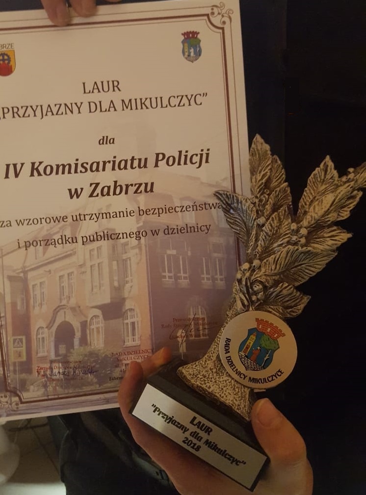Laur "Przyjazny dla Mikulczyc" i dyplom dla Komisariatu V Policji w Zabrzu
