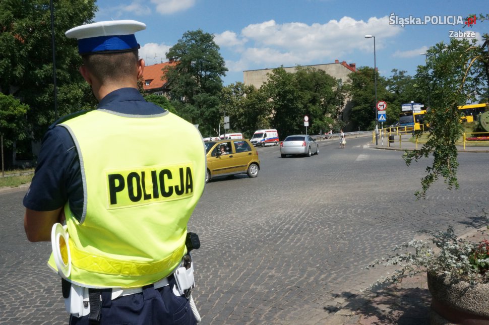 Zdjęcie kolorowe: policjant zabrzańskiej drogówki podczas działań "Bezpieczy pieszy" w rejonie oznakowanego przejścia dla pieszych