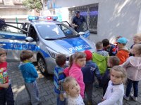 Dzieci przy radiowozie policyjnym
