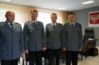Komendant Miejski Policji w Zabrzu mł.insp. Dariusz Wesołowski z nagrodzonymi policjantami
