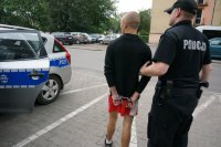 Zabrzańscy policjanci prowadzą sprawczynię włamania do lokalu