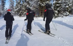 Policyjny patrol na nartach