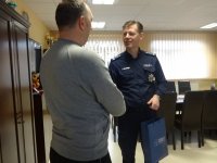 Komendant Miejski Policji w Zabrzu insp. Dariusz Wesołowski z mężczyzną, który pomógł w zatrzymaniu nietrzeźwego kierującego oplem astrą