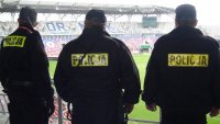 Zabrzańscy policjanci zabezpieczający mecz piłki nożnej pomiędzy drużynami Górnika Zabrza i Lechii Gdańsk