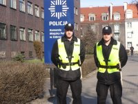 Słuchacze Szkoły Policji w Katowicach przed zabrzańską komendą