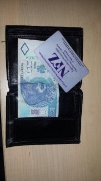 Portfel z zawartością 50 złotych i kartą NFZ