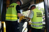 Zabrzańska drogówka i funkcjonariusze WITD w Katowicach podczas kontroli autobusów komunikacji miejskiej