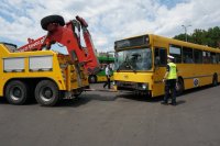 Zabrzańska drogówka i funkcjonariusze WITD w Katowicach podczas kontroli autobusów komunikacji miejskiej