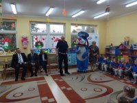Spotkanie zabrzańskich policjantów z dziećmi z Przedszkola nr 41 i 49 w Zabrzu w ramach działań na rzecz poprawy bezpieczeństwa pieszych.