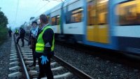 Zabrzańscy policjanci na miejscu śmiertelnego potrącenia przez pociąg 25-letniego męzczyzny