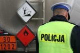 Policjant drogówki podczas kontroli ciężarówki ADR - źródło KWP Radom