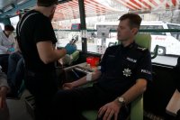 Zabrzańscy policjanci podczas honorowego oddawania krwi w ramach akcji &quot;SpoKREWnieni służbą&quot;