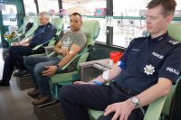 Zabrzańscy policjanci podczas honorowego oddawania krwi w ramach akcji &quot;SpoKREWnieni służbą&quot;