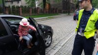 Policjanci zabrzańskiej drogówki wspólnie ze strażnikami miejskimi podczas działań &quot;Tydzień bezpiecznego przedszkolaka&quot;