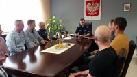 Komendant Miejski Policji w Zabrzu insp. Dariusz Wesołowski z nowymi policjantami