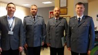 Komendant Miejski Policji w Zabrzu insp. Dariusz Wesołowski z nowo mianowanymi oficerami zabrzańskiej jednostki