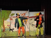 Aktorzy  z „Teatru Niewielkiego” w Opolu podczas spektaklu „Pompon i Bąbel – Bezpieczna Droga do Szkoły”