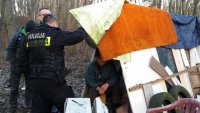 Zabrzańscy policjanci i pracownik MOPR-u podczas kontroli miejsc, w których przebywają osoby bezdomne