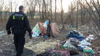 Zabrzańscy policjanci i pracownik MOPR-u podczas kontroli miejsc, w których przebywają osoby bezdomne