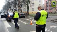 Zabrzańscy policjanci podczas czynności na miejscu potrącenia kobiety na oznakowanym przejściu dla pieszych