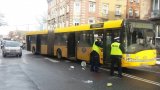 Policjanci zabrzańskiej drogówki na miejscu zdarzenia potracenia kobiety przez autobus komunikacji miejskiej