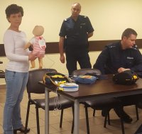 Zabrzańscy policjanci doskonalili umiejętności z zakresu udzielania pierwszej pomocy przedmedycznej z użyciem defibrylatora
