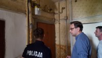 Zabrzańscy policjanci i urzędnicy sprawdzający mieszkania pod kątem instalacji gazowych