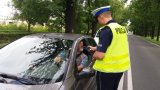 Policjant zabrzańskiej drogówki podczas kontroli samochodu i kierującego