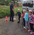 Policjant drogówki podczas zajęć z dziećmi