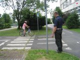 Policjant zabrzańskiej drogówki podczas egzaminu uczniów na kartę rowerową