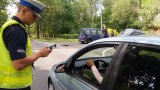 Policjant zabrzańskiej drogówki podczas kontroli stanu trzeźwości kierujących