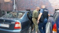 Zabrzańscy policjanci podczas konwojowania zatrzymanego mężczyzny do prokuratury