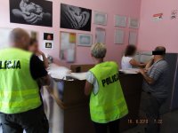 Zabrzańscy policjanci podczas zatrzymania lekarza ginekologa podejrzanego o zgwałcenie i poddanie się innej czynności seksualnej 4 pacjentki