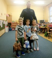 Zabrzańscy policjanci podczas spotkania z przedszkolakami i uczniami Zespołu Szkolno – Przedszkolnego nr 16 w Zabrzu