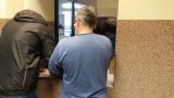 zabrzańscy policjanci z zatrzymanym nietrzeźwym kierujących podczas badania na zawartość alkoholu w wydychanym powietrzu