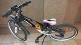 Odzyskany przez zabrzańskiego dzielnicowego dziecięcy rower koloru czarnego w różowe plamy