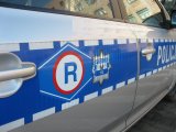 Policyjny radiowóz z logo ruchu drogowego