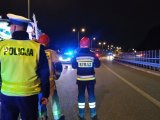 Zabrzańscy policjanci i strażacy na miejscu zdarzenia drogowego