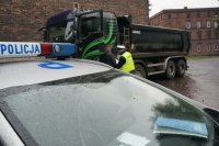 Zdjęcie kolorowe - Policjant zabrzańskiej drogówki podczas kontroli ciężarówki