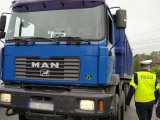 Zdjęcie kolorowe: niebieska ciężarówka MAN zatrzymana do kontroli przez policjanta zabrzańskiej drogówki