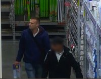 Zdjęcie kolorowe: mężczyźni podejrzewani o kradzież elektronarzędzi ze sklepu budowlanego