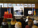 Zdjęcie kolorowe: Prezydent Zabrza Małgorzata Mańka - Szulik na Hali MOSiR podczas spotkania z młodzieżą w trakcie otwarcie &quot;Szkolnych Prezentacji 2019&quot;