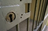 zdjęcie kolorowe: metalowa krata z więziennej celi