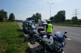 zdjęcie kolorowe: zabrzańscy policjanci ruchu drogowego przy służbowych motocyklach