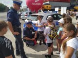 zdjęcie kolorowe: Policjanci pod stadionem miejski w Zabrzu rozmawiają dziećmi