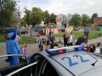 Zdjęcie kolorowe: policjancie podczas akcji tajemnica parku 12c
