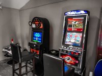 Zdjęcie kolorowe: zabezpieczone  automaty do gier hazardowych.