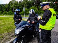 Zdjęcie kolorowe: policjant kontroluje motocykliste