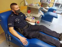 Policjant w punkcie krwiodawstwa w Zabrzu oddaje krew