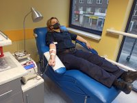 Policjantka w punkcie krwiodawstwa w Zabrzu oddaje krew